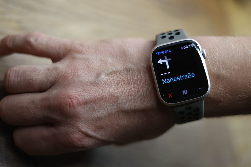 Man sieht die Navigationsfunktionen auf der Apple Watch 8.